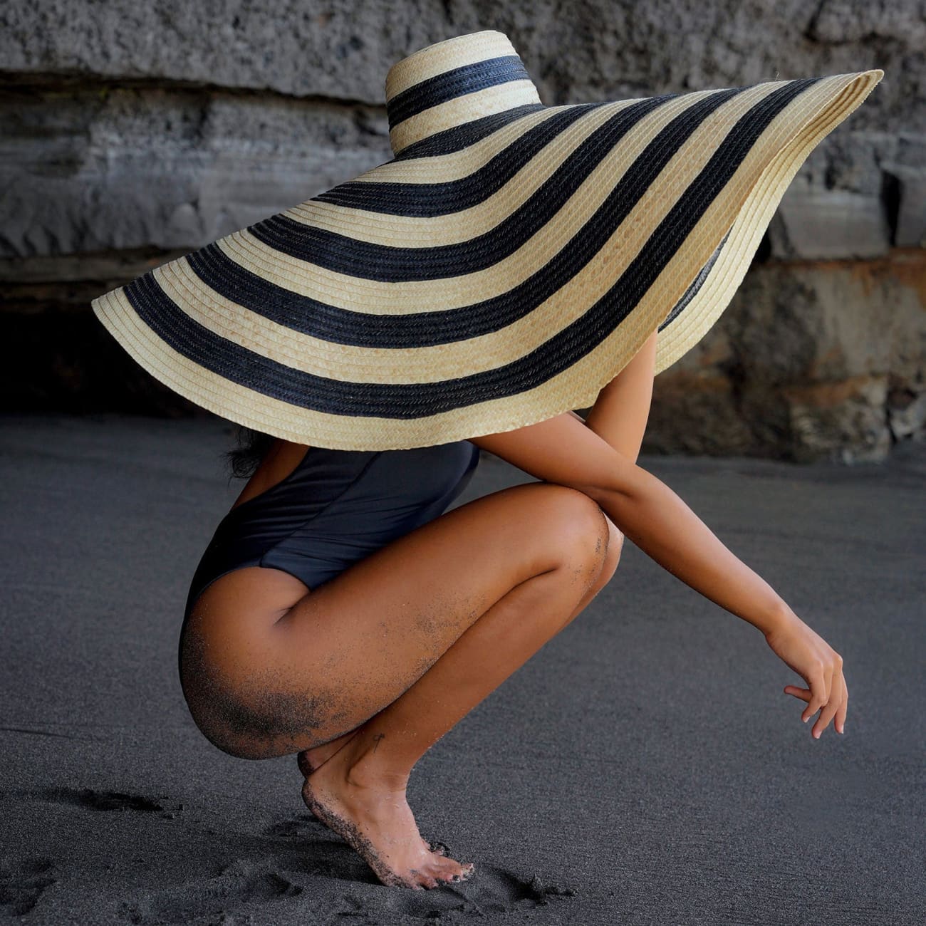 Solana Oversized Striped Straw Hat In Natural/Black Sun Hats